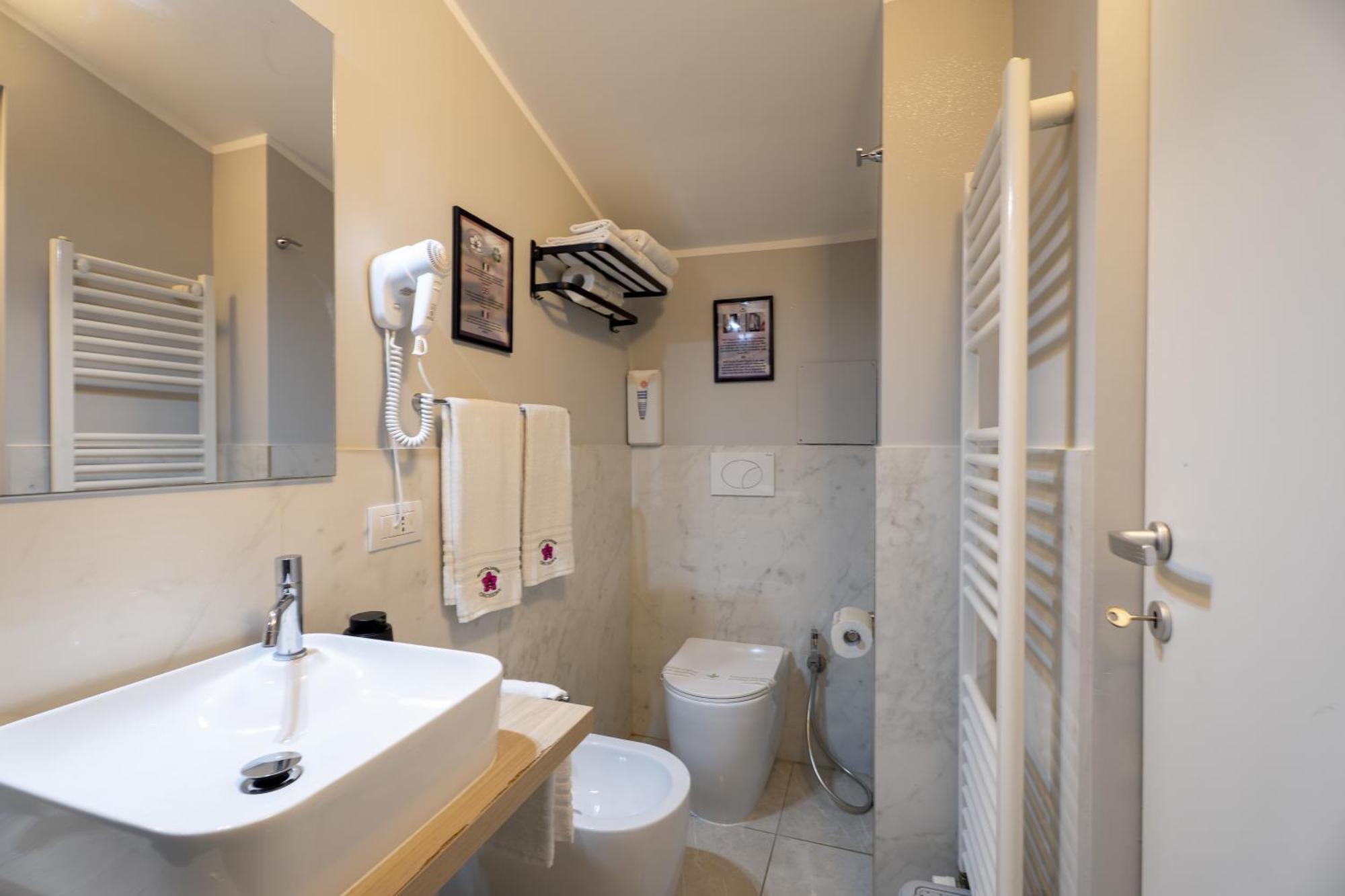 Affittacamere Orchidea For Tourists Hesperia Hosp Modena Exterior foto